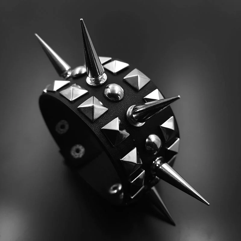 3 Sıra Spike Bileklik 130